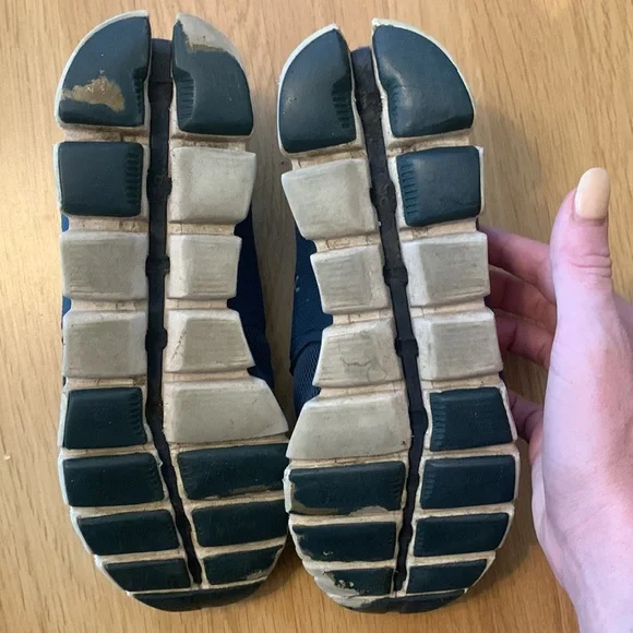 On cloud running sneakers in royal blue - Picture 5 of 8